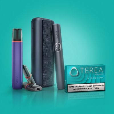 Zariadenia IQOS a VEEV ONE s náplňami TEREA a VEEV ONE na tyrkysovom pozadí.
