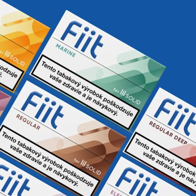 Tabakové náplne Fiit na modrom pozadí.