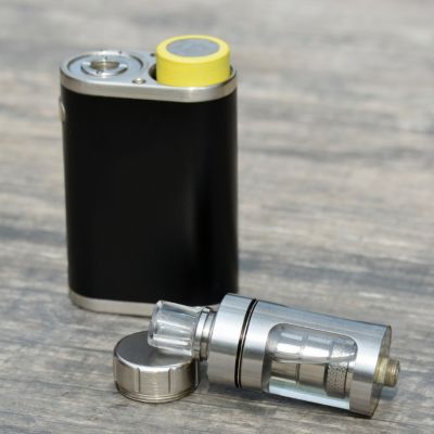 Vaping zariadenie na stole