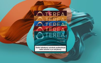 Päť krabičiek náplní TEREA v limitovanom dizajne na abstraktnom tyrkysovo-oranžovom pozadí