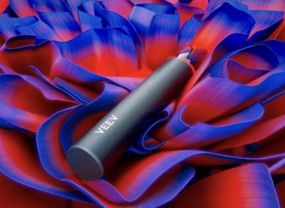 Jednorazové vapovacie zariadenie VEEV NOW ULTRA – čelný pohľad na abstraktnom farebnom pozadí