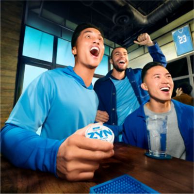 Traja muži so škatuľkou ZYN