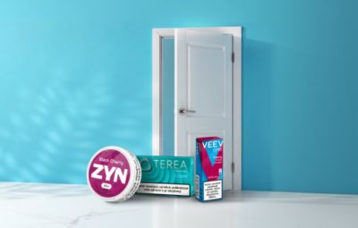  Otvorené dvere a pred nim produkty ZYN, TEREA a VEEV ONE náplň.
