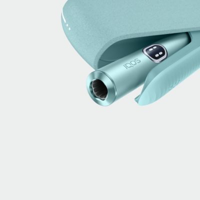 Ein IQOS ILUMA i PRIME Gerät in der Farbe Breeze Blue
