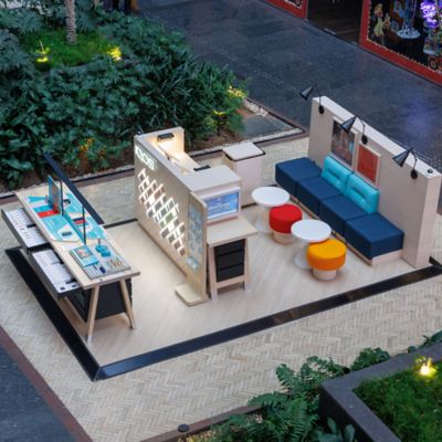 The IQOS ORIGINALS DUO heated tobacco device in silver and three packs of HEERTS tobacco sticks.