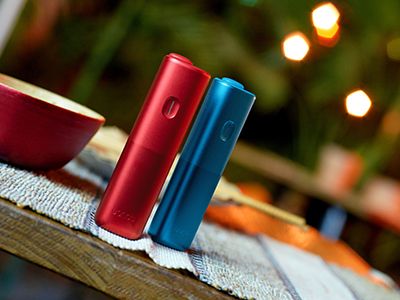 Deux appareils BONDS by IQOS sur une table.