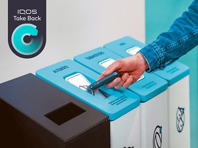 Jemand wirft sein gebrauchtes IQOS Device in einen Sammelbehälter