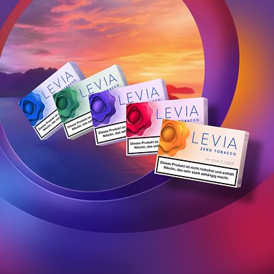 5 Sorten LEVIA Nikotinsticks vor einem bunten Sonneruntergangs-Hintergrund mit abstrakten Kreisen.