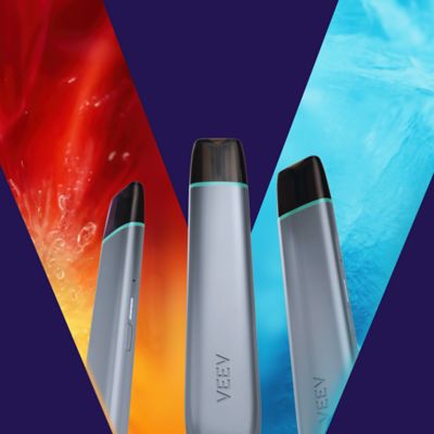 3 cigarettes électroniques VEEV ONE posées devant un fond bleu sombre avec le V iconique VEEV ONE de saveurs rouges, orangées et bleutées