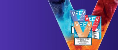 bannière pour promouvoir la promotion VEEV ONE de -2O% avec un fond bleu et un V illustrant les saveurs de 3 paquets de pods VEEV ONE saveurs Framboise Bleue, Fraise et Pêche)