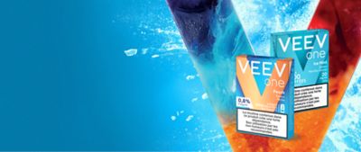 Deux packs de pods VEEV ONE pêche et menthe glacée sur fond dynamique bleu et orange