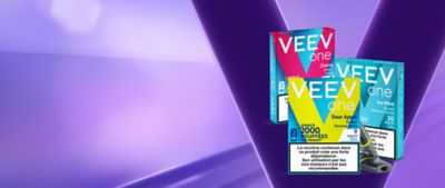 bannière  avec un fond bleu et un V illustrant les saveurs mentholées de VEEV ONE, et trois paquets de 2 pods : un Pomme Verte, un Cerise et un Menthe Glacée.