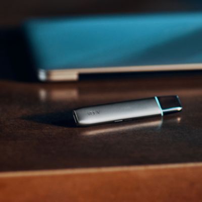 ecig VEEV ONE grise posée sur une table