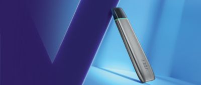 Un ecig VEEV ONE sur un fond bleu posée afin de montrer la qualité des matériaux qui la compose