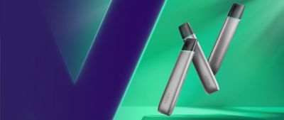 3 ecig VEEV ONE sur un fond coloré vert