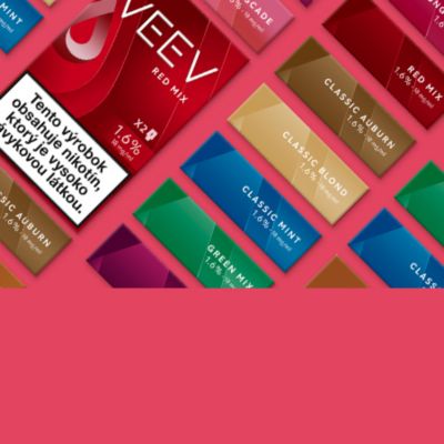 Krabičky VEEV pod na červenom pozadí.