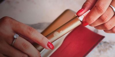 يد تحمل جهاز IQOS ILUMA i PRIME