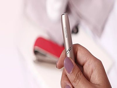 أيدي تفتح صندوق جهاز iQOS Originals Duo، لتكتشف جميع مزايا  MyIqos.