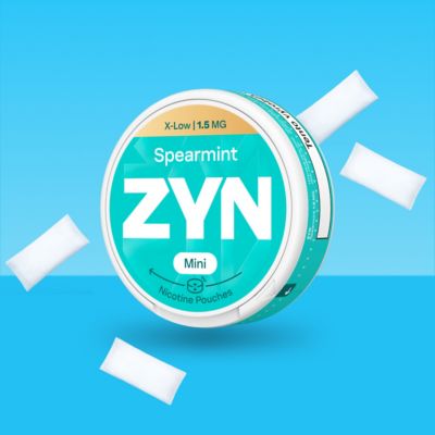 Modrá krabička ZYN Spearmint s viditelnými nikotinovými sáčky, na světle modrém pozadí