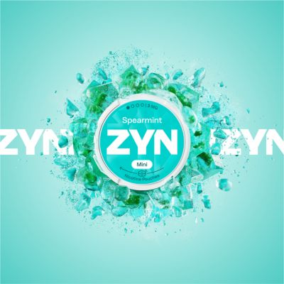 Modrá běžná krabička ZYN Spearmint obklopená zeleným ledem a nad logem ZYN