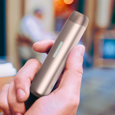 Tangan memegang lil SOLID Ez Gold