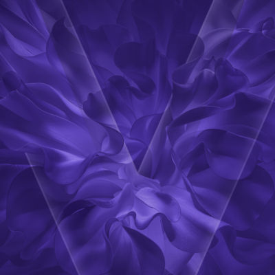 VEEV NOW ULTRA púrpura V logo de VEEV sobre un fondo morado